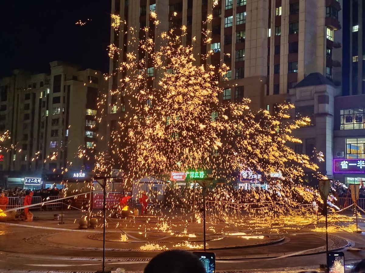 民俗演艺+琳琅美食古都的“夜经济”火起来了