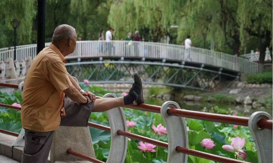 经常压腿会影响长高是真的吗,岁数大每天压腿有好处吗