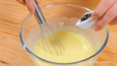 2个鸡蛋一碗面,2个鸡蛋2勺糖1勺麻油打成糊