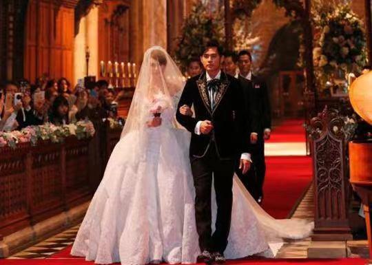 昆凌17岁就被周杰伦追上视频,昆凌被周杰伦追到手时才17岁