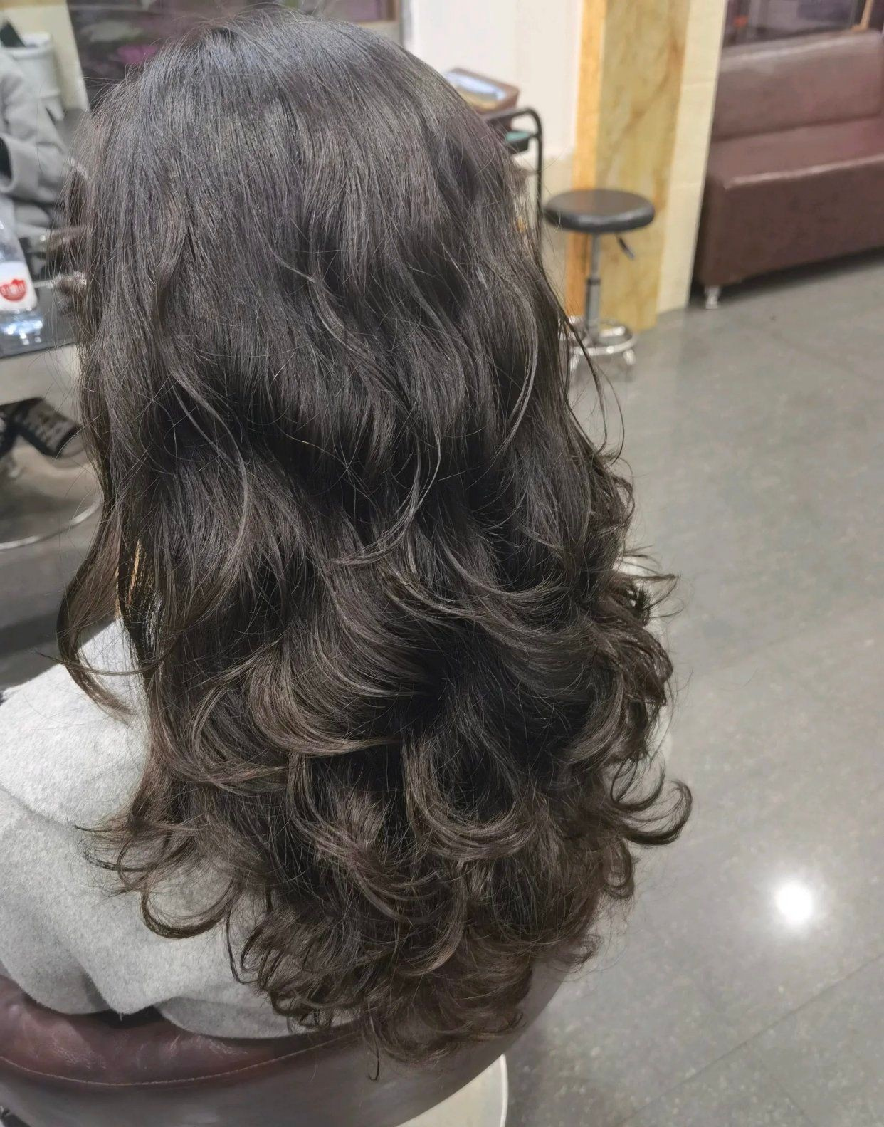 头发烫得太卷了怎样可以自然一点,头发烫太卷了显老怎么补救