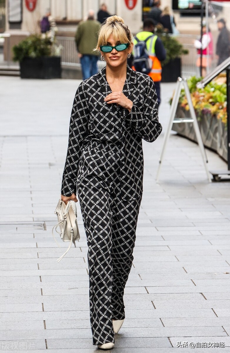 阿什利罗伯茨蓝色连衣裙 (阿什利罗伯茨黑色工装裤)