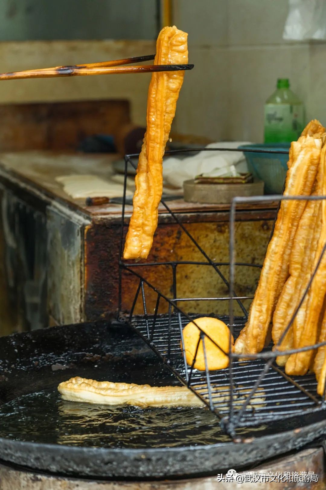 武汉人在江边,一个人在武汉江边