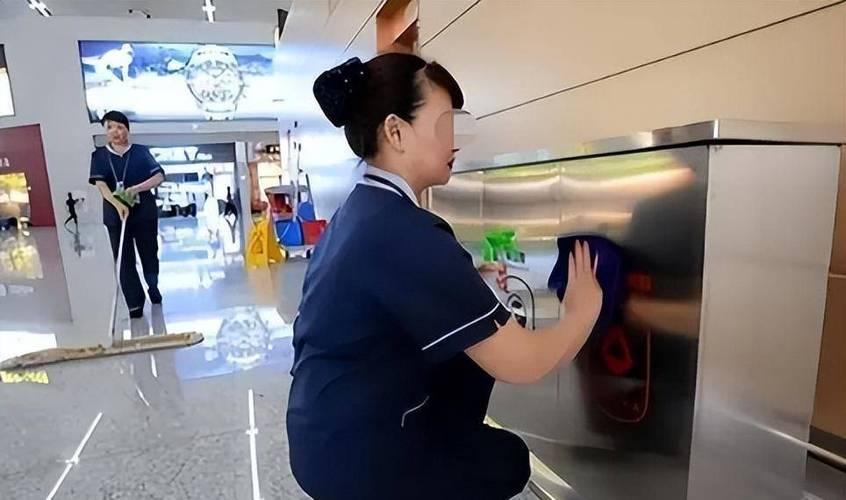 机场保洁大妈捡纸箱被判无期,保洁大妈捡破纸箱被判无期