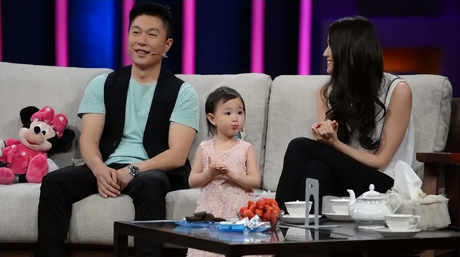 “只讲英文”李安琪：嫁*小鹏李**13年，从不说中文，哪来的优越感？