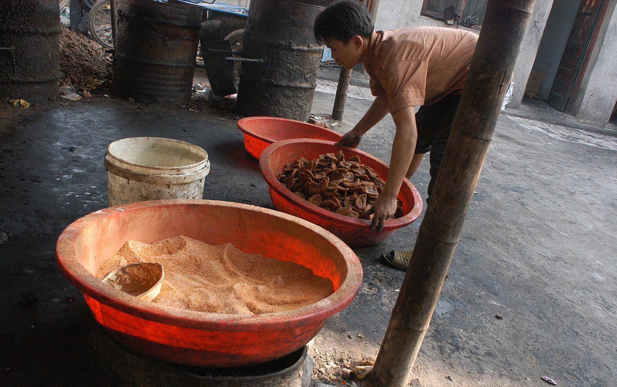 卫龙辣条包装被指涉低俗营销评论,卫龙辣条包装引质疑官方