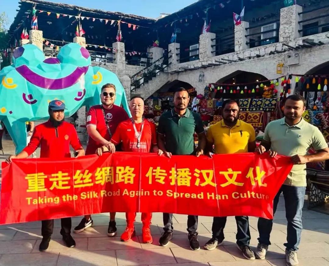 球迷王子李强先生在卡塔尔世界杯足球赛场传播汉文化展示新形象
