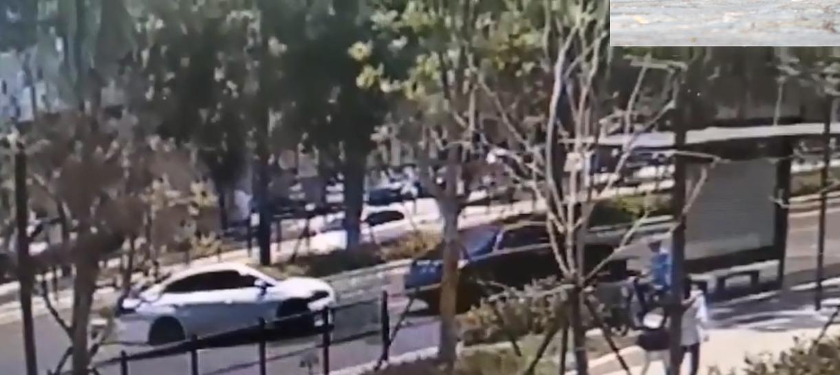 私家车撞劳斯莱斯97万拒赔,男子租车追尾劳斯莱斯负全责