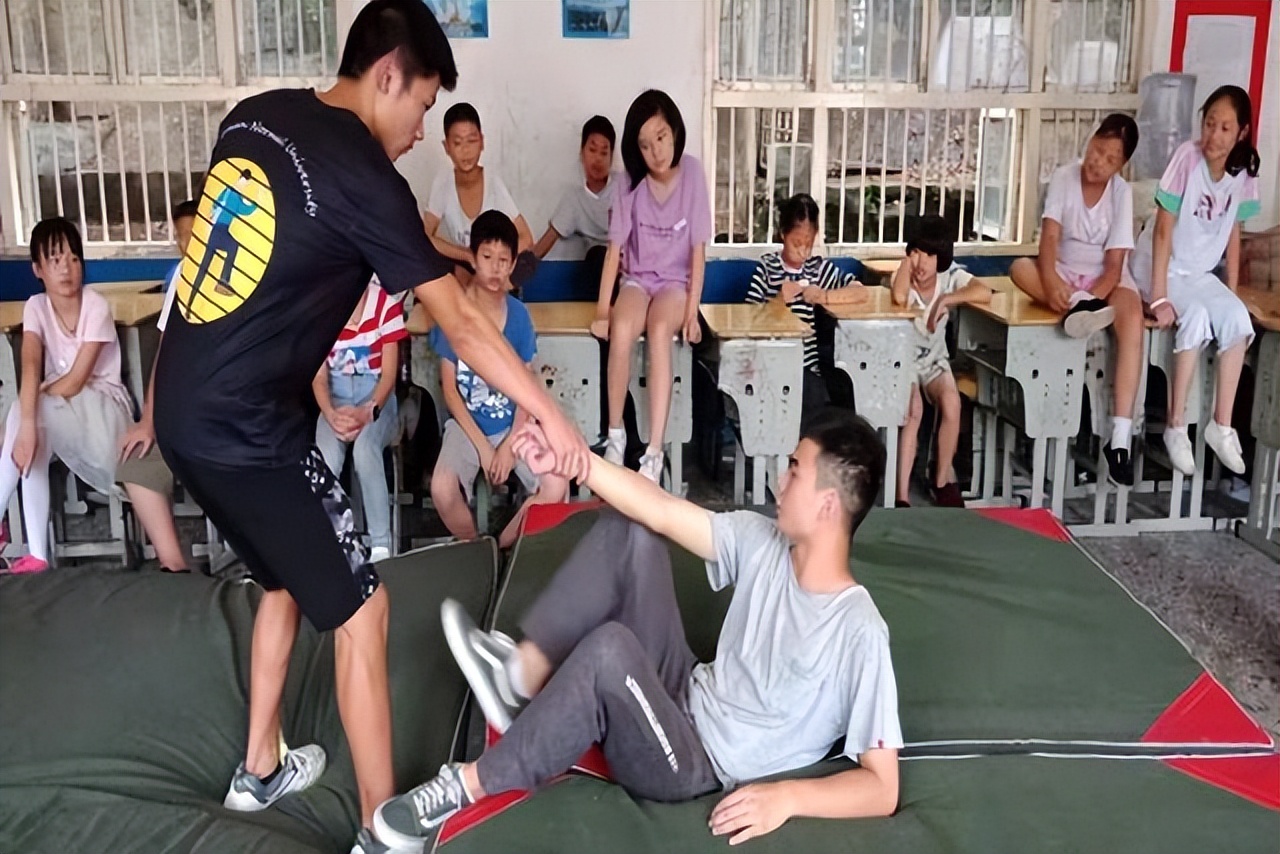 二本学生vs985学生,成都体育学院学生打野球脚受伤