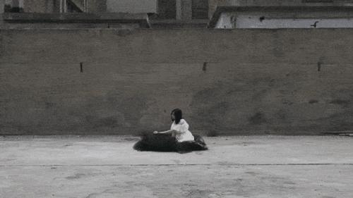 24岁女孩缝出巨型子宫，请人走进去，感受被母体包裹的温柔