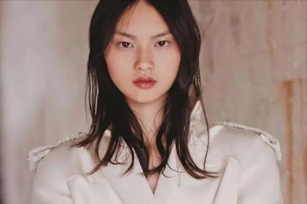 开裆裤，裸胸装，2023年高奢大秀一个比一个奇葩，暴露就是时尚？