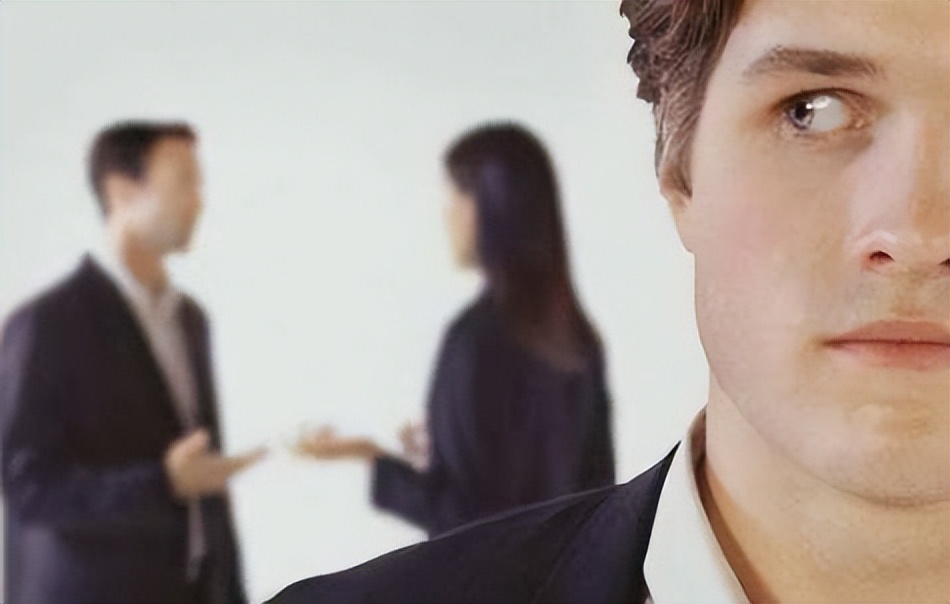 一个人的人品看他的言谈举止,一个人从某些地方会看出他的人品