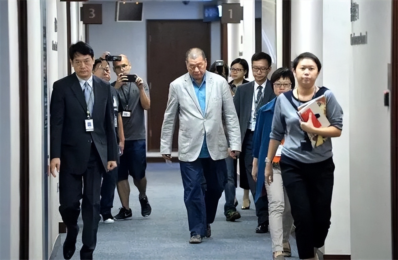 乱港头目*智英黎**，资助反对派的档案，堆起来有两米高，终将被清算