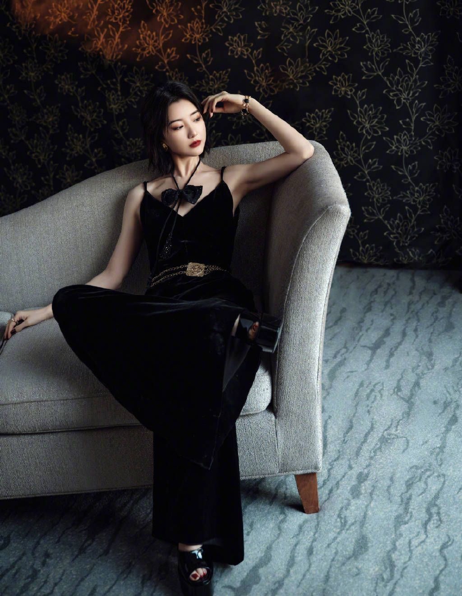 毛晓彤黑色连体裤造型,毛晓彤穿黑色丝绒长裙摩登洋气
