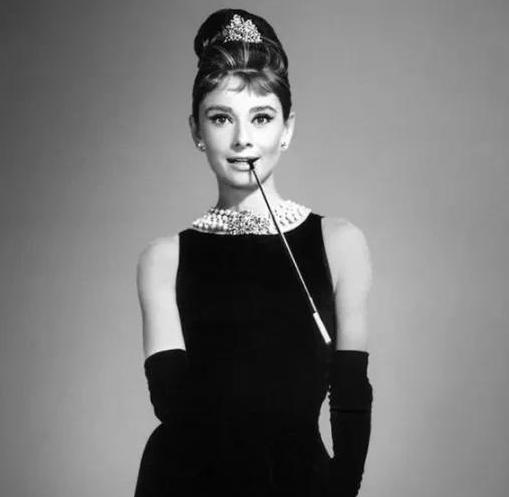 因为肩塌而红毯翻车的女明星,各个女星的红毯穿衣事故