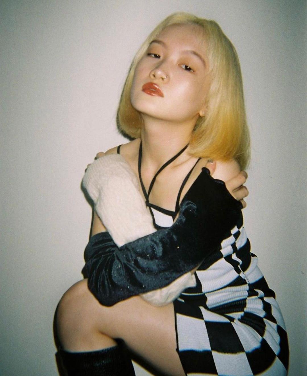 黄色短发男生,短发微潮色