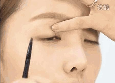 内眼线手把手教程,画下眼线的眼线教程