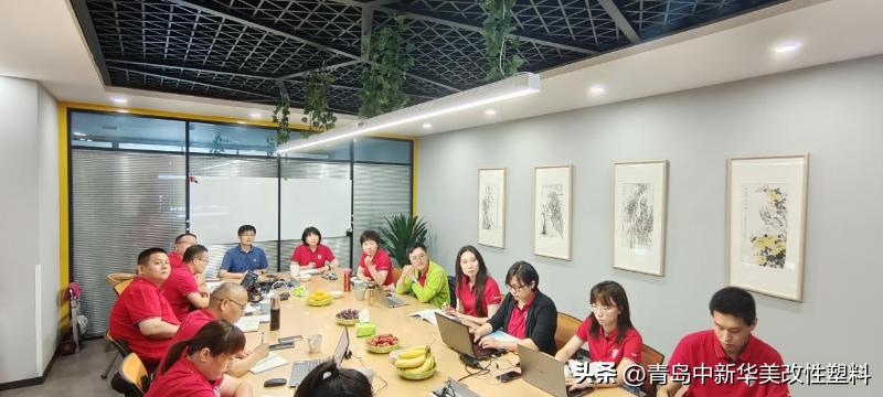 青岛中新华美总经理王东先生受邀为第十三届电子商务十大牛商颁奖