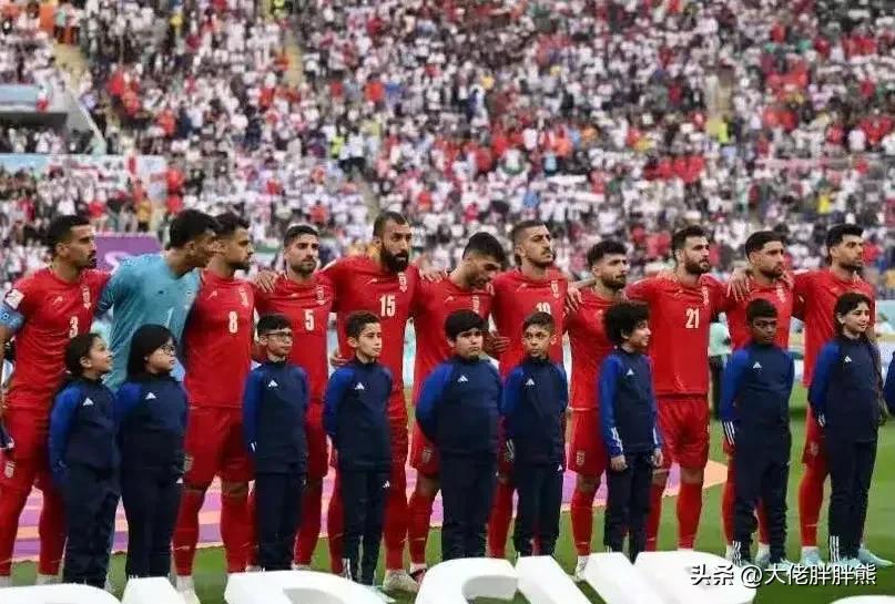 真的太可笑！伊朗足球队为支持国内女性争取自由，竟然拒绝唱*歌国**