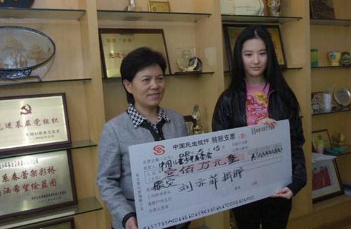 最有钱女明星刘亦菲,刘亦菲秀名贵翡翠大耳环