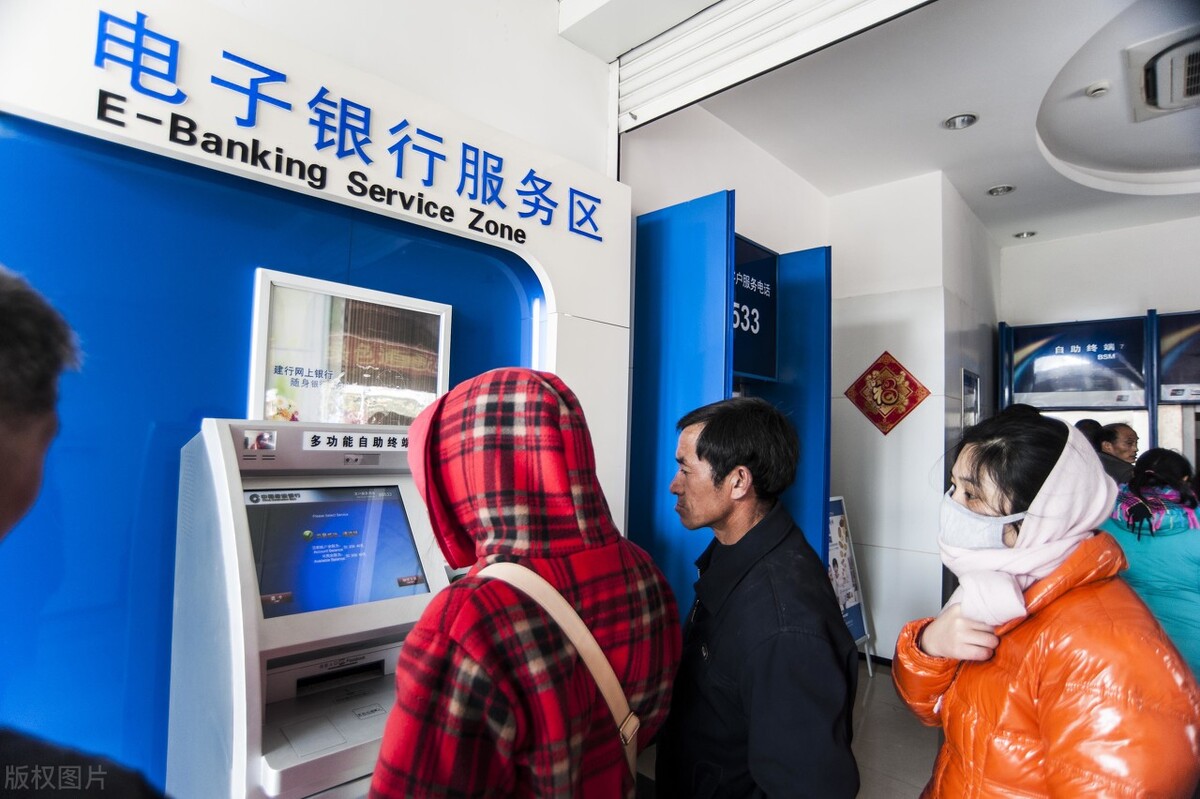 哪个银行跨行取款需要手续费,2022年atm机跨行取款要手续费吗