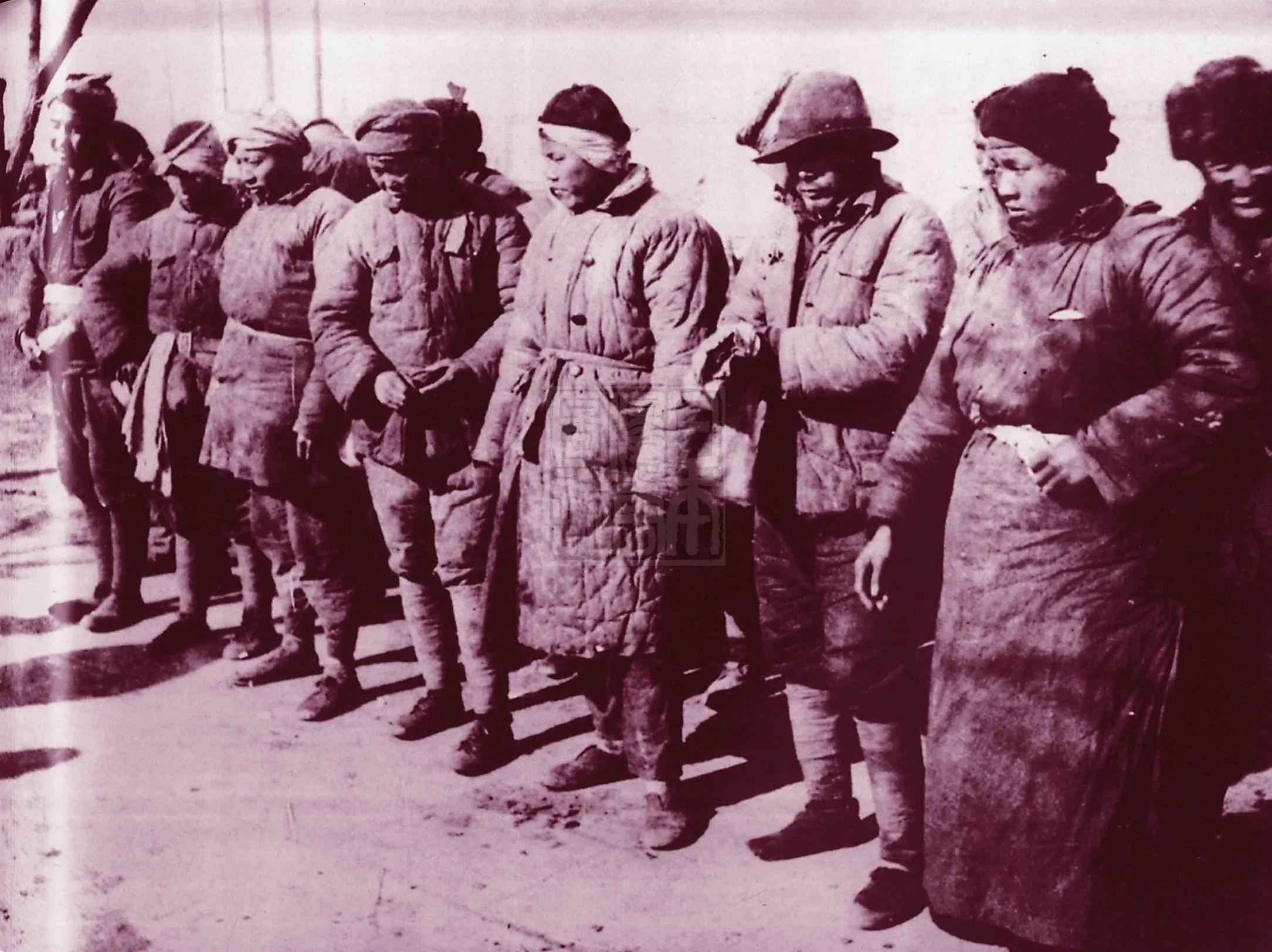 高个子伪军悄悄对他说：我先捆你一只胳膊，日本人就不再捆了…