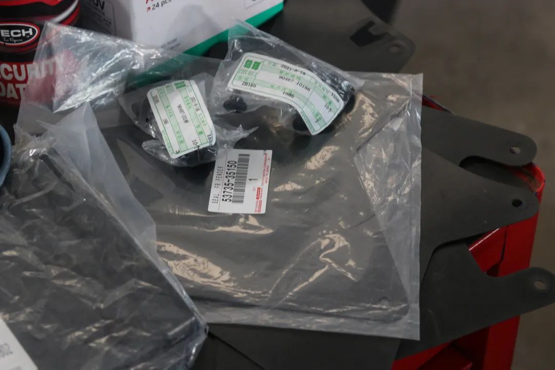 2003年的丰田老霸道，33万公里“车况残旧”，翻新复活变新车