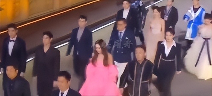 吴宣仪关晓彤玫红色礼服,关晓彤吴宣仪穿衣