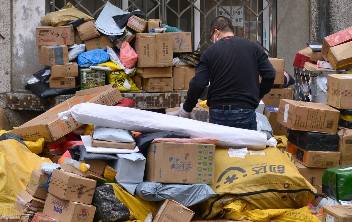专家建议，应该取消各种代收点，快递员恶意不送上门应该严肃处理