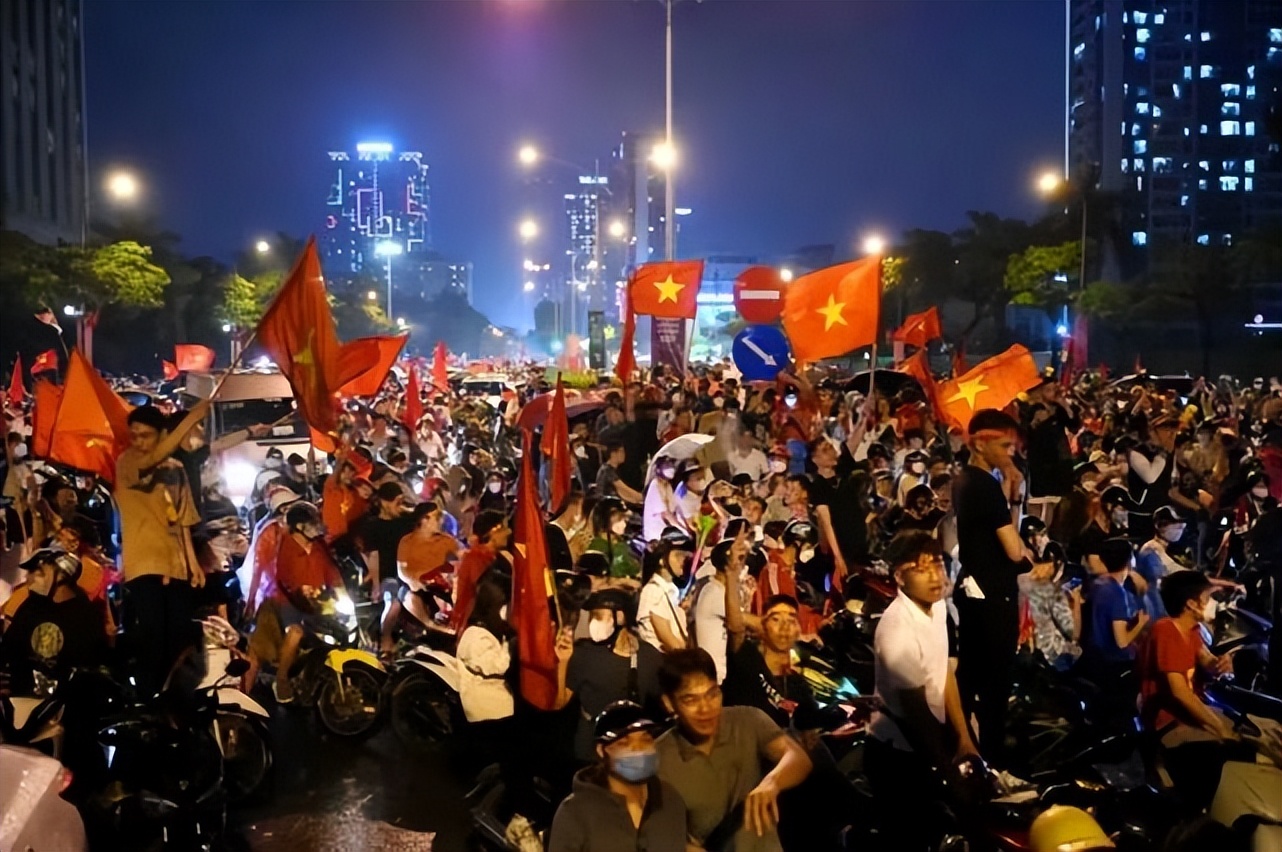 日本放开新冠防控后怎么样了,日本放开疫情管控后果怎样了