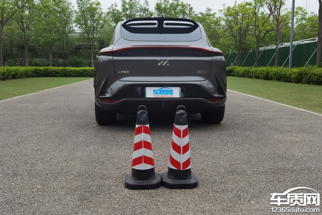 智己ls7lux四驱版测试,智己ls7后驱版动力怎么样