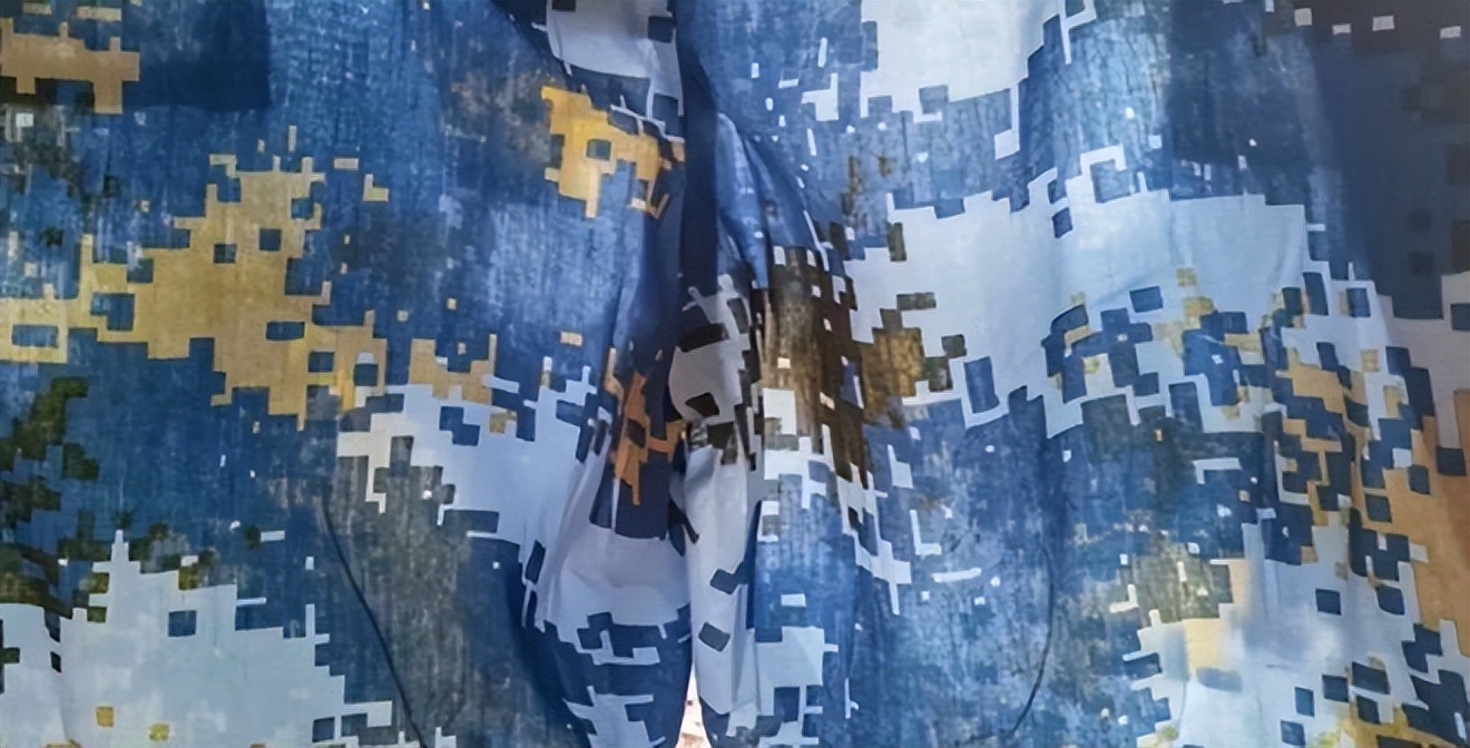 女大学生透明军训服引发争议,学生吐槽军训服薄且透光原视频