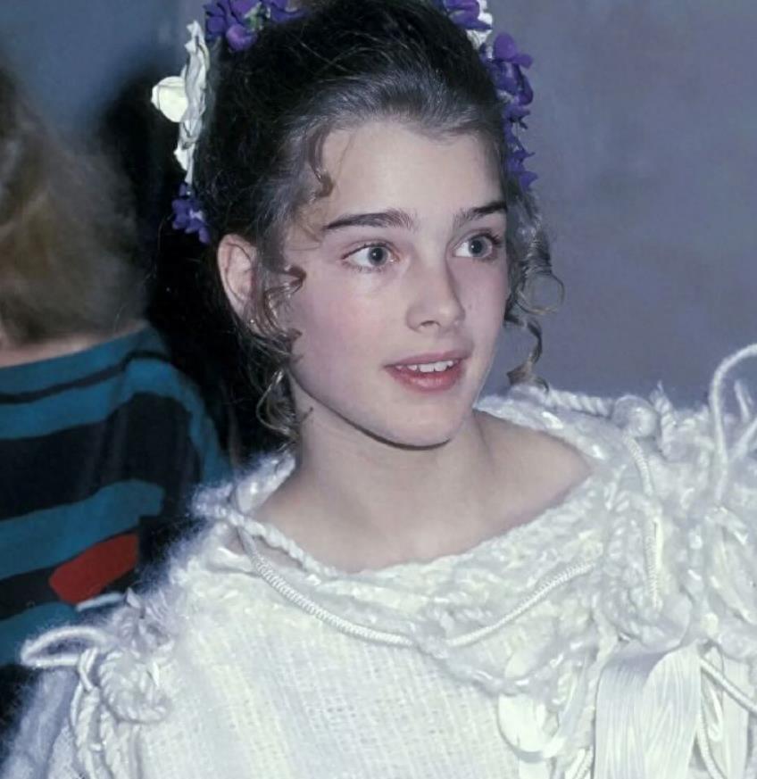 10岁全裸出镜，20岁声称自己仍是处女，“美国舒淇”的裸照风波