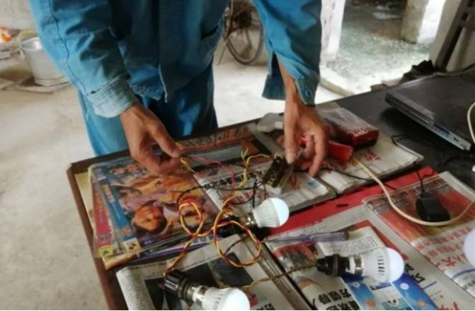 广西一男子“不怕电”：徒手捏电线，用身体作导体，可点亮三盏灯