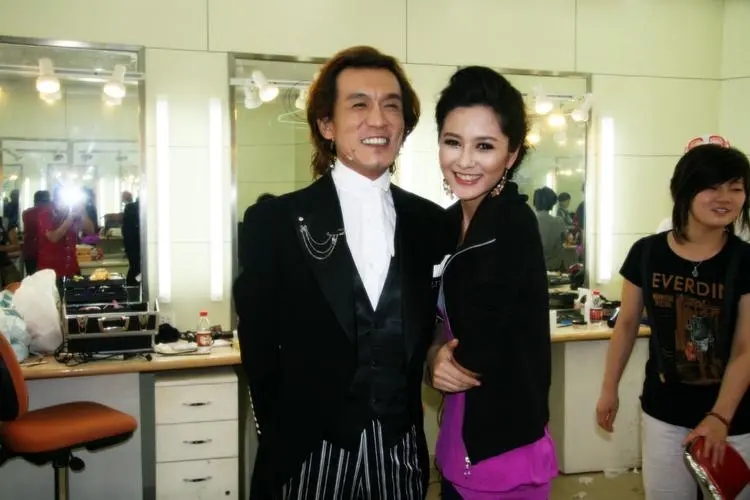 易建联生了几个孩子,易建联和荆灵近照