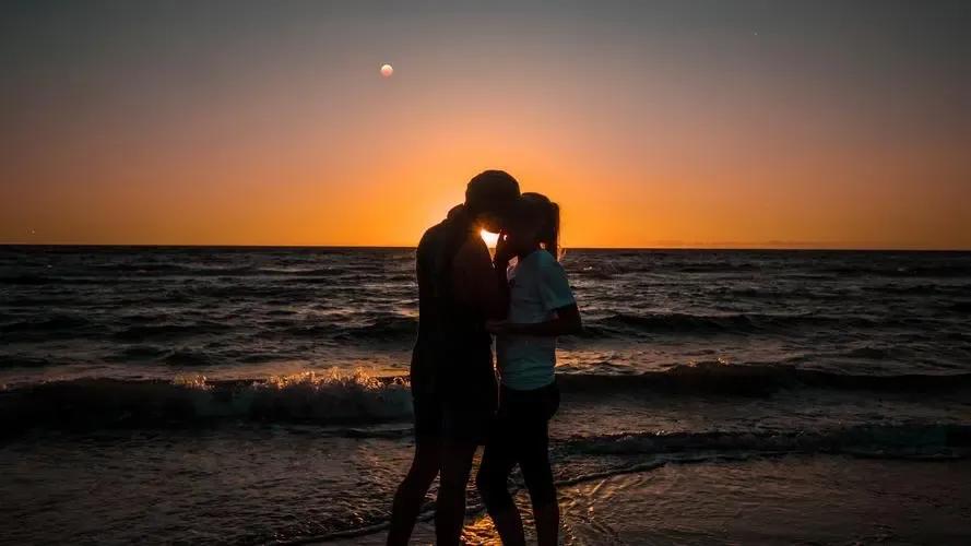 一般情侣谈恋爱多久适合结婚,谈恋爱几年结婚最合适