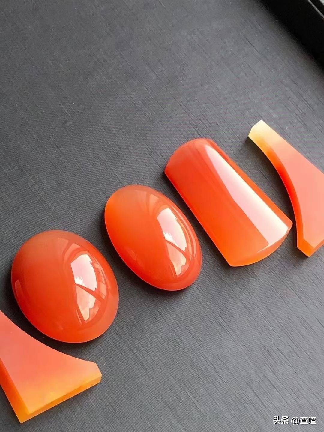 黄龙玉与翡翠到底哪个具收藏价值,黄龙玉和翡翠哪个好看