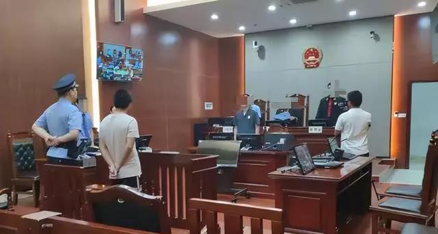 女子酒后向男闺蜜炫耀纹身,女子给男闺蜜露纹身