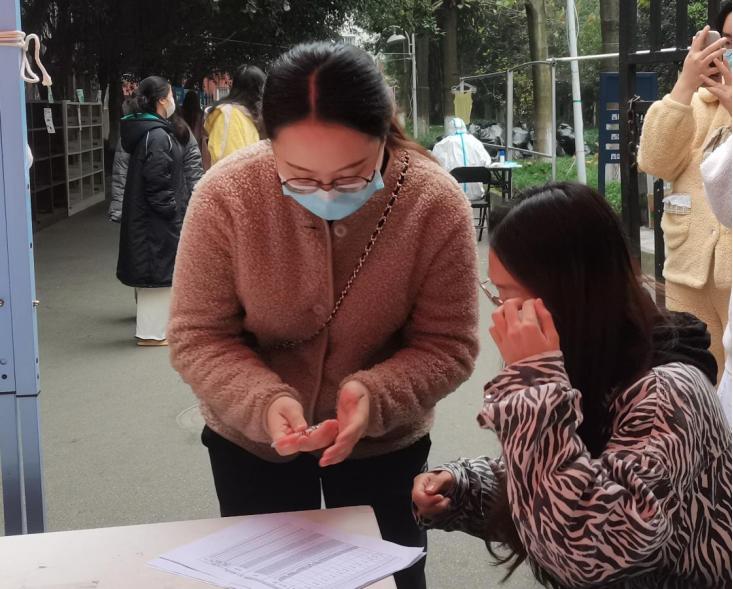 锦城辅导员王娅：让行动的脚步去丈量学生成长的长度