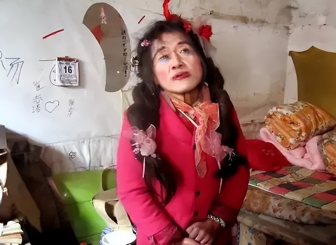 66岁大叔捡垃圾完整版,60多岁男子捡垃圾