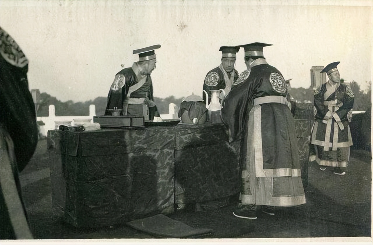 袁世凯与清朝末日：从保皇到称帝的权力游戏