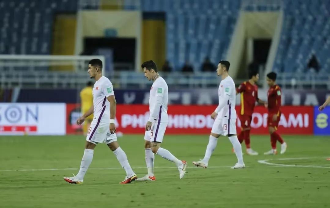 国足被越南“狂揍”！不解决这“八问”，中国足球永无出头之日…