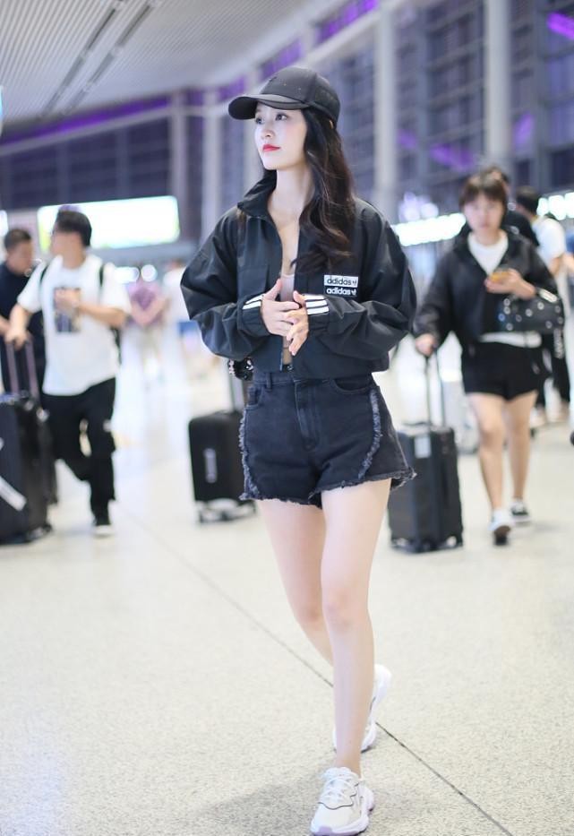 李沁穿紧身热裤搭配,李沁私服穿搭真高级