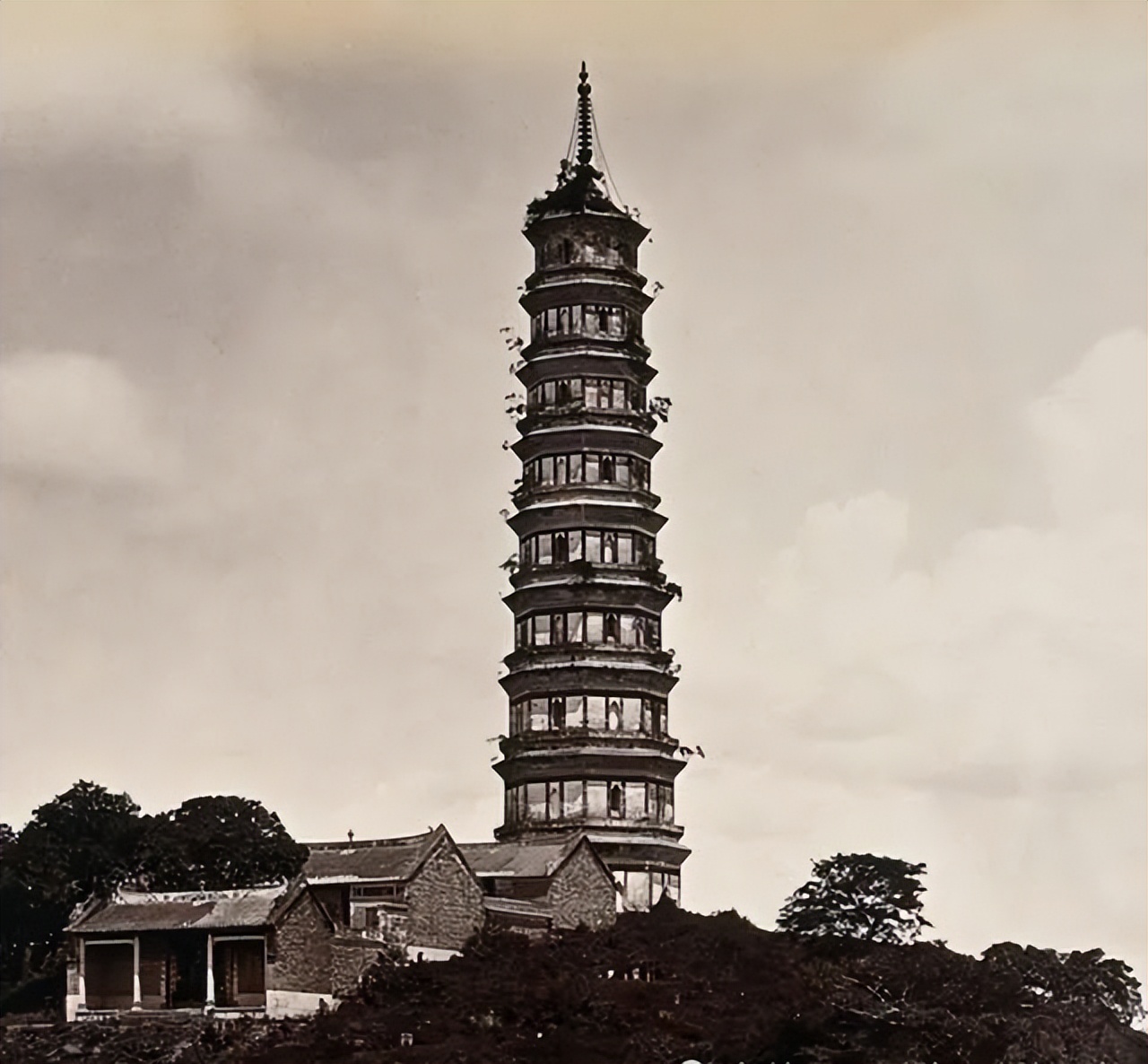 有宝塔的古钱币,古塔记载着历史的痕迹