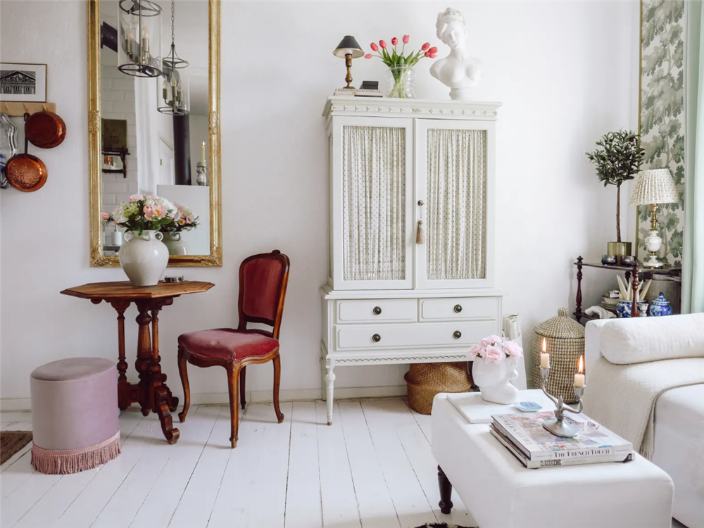 31岁“大姑娘”买下23㎡蜗居，小家切两半做客厅卧室：也太舒服了