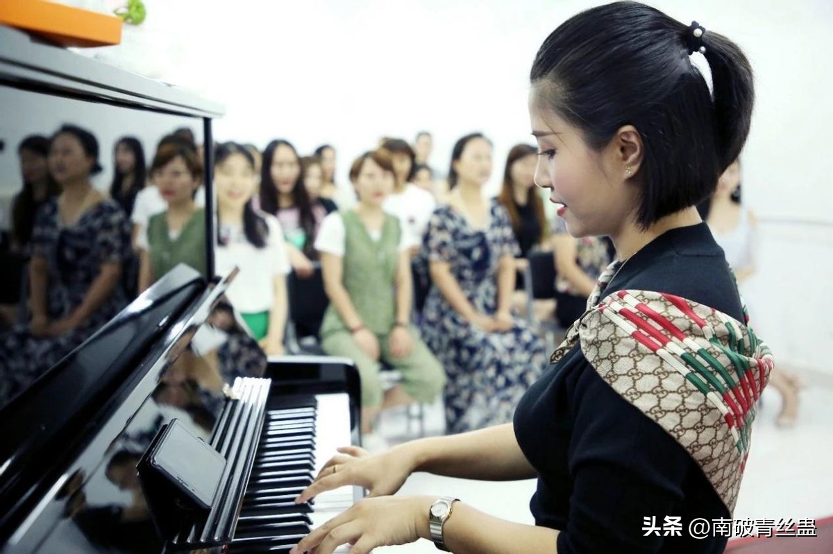 钢琴伴奏对声乐的影响,歌唱中的钢琴伴奏是如何配合的