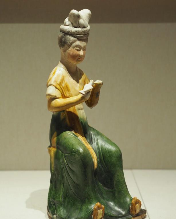 三彩釉陶雕塑,唐代三彩俑具有什么艺术特点