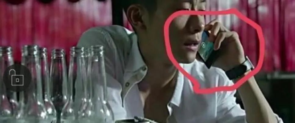 洒枸杞假装喷血、演尸体玩手机，这些穿帮镜头好敷衍，个个离谱