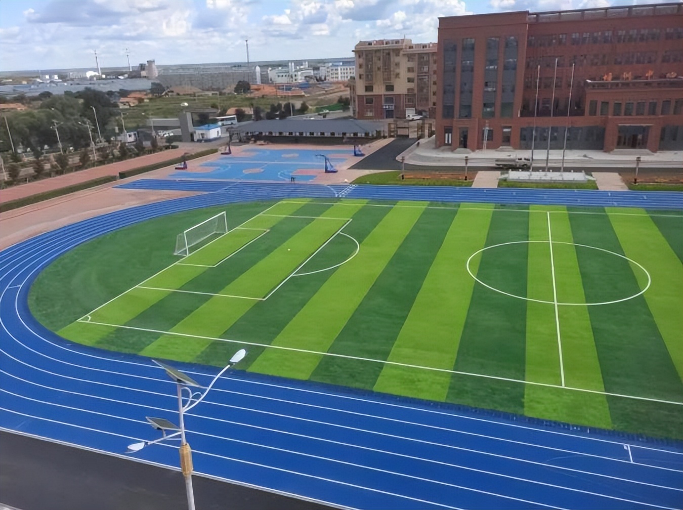 人造草坪足球场材料选择,足球场人造草坪填充标准