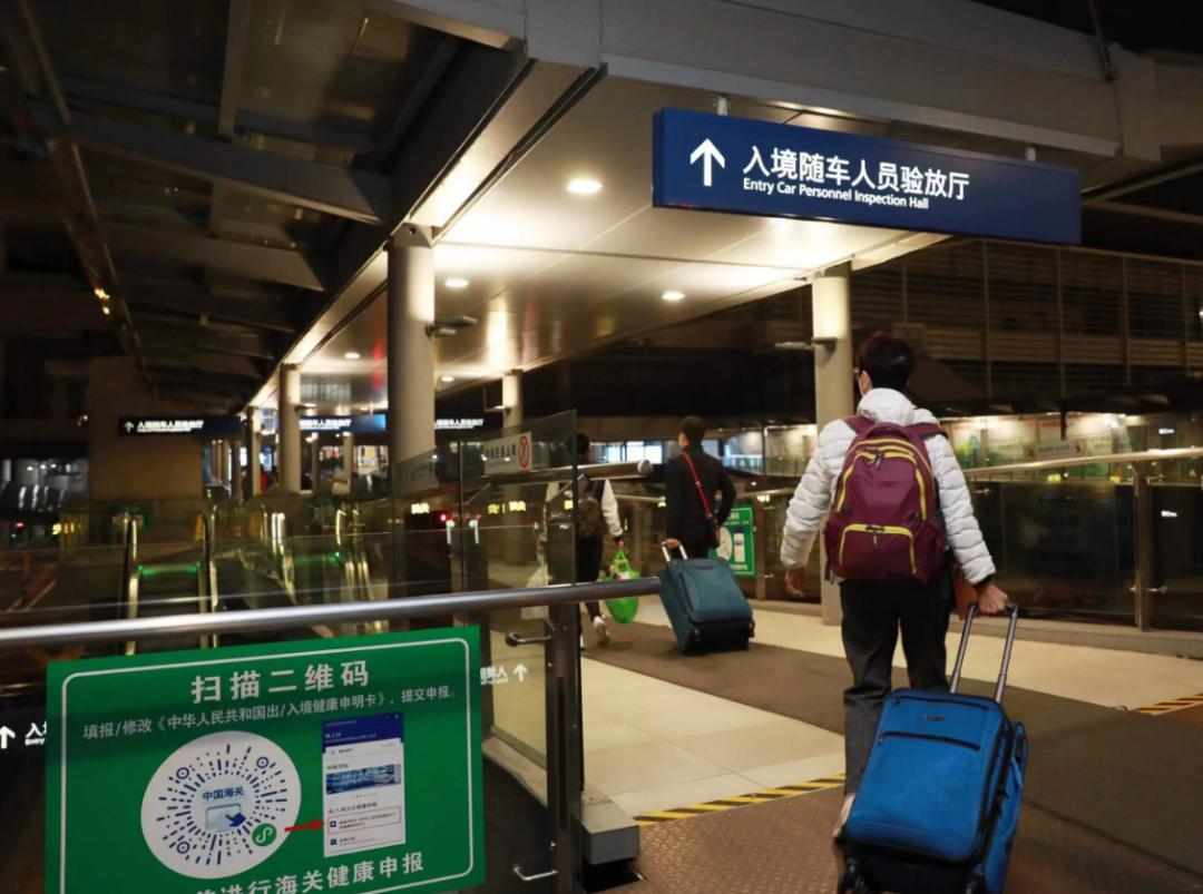 自助签注人山人海！口岸人山人海！直击香港全面通关首日火爆！